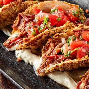 Тако с рваной говядиной и томатной сальсой