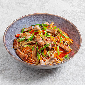 Wok свинина с яичной лапшой и кисло-сладким соусом