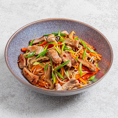 Wok свинина с яичной лапшой и кисло-сладким соусом