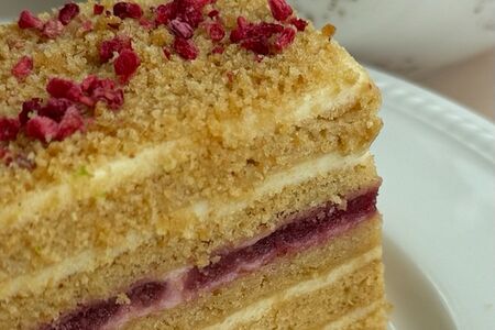 Медовик с малиновым конфи