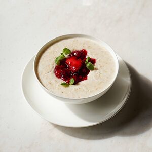 Каша овсяная с соусом из лесных ягод