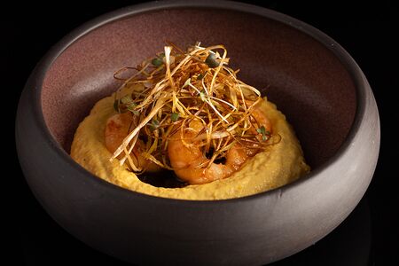 Крем из кукурузы с креветками и сеном из лука-порея