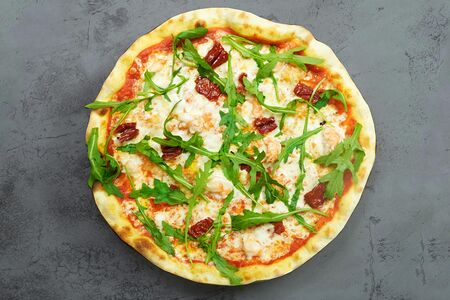 Пицца с креветками и вялеными томатами