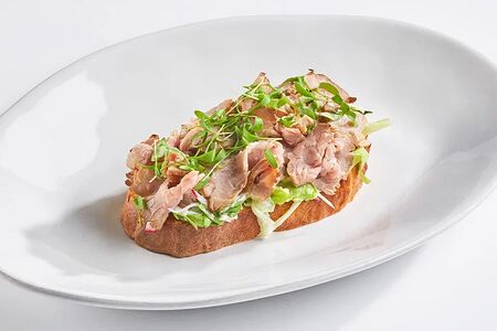 Брускетта с ростбифом