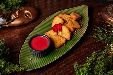 Жареный сулугуни с клюквенным соусом