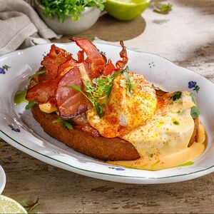Яйцо Бенедикт с жареным беконом