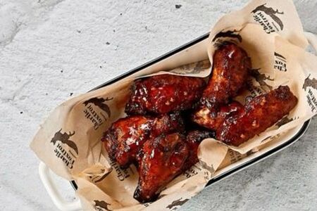 Куриные крылышки в перечном соусе с розмарином и джином