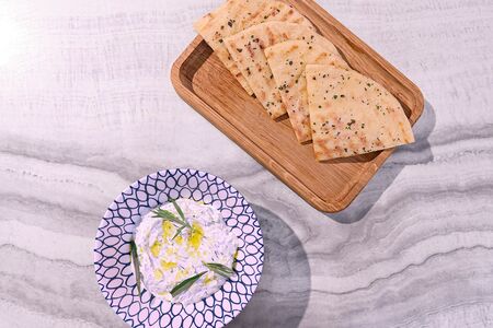 Дзадзыки, оливковое масло, лепёшка