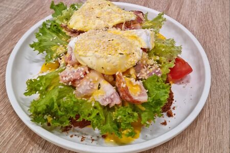 Бриошь с беконом и яйцом