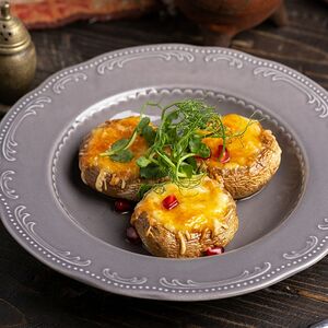 Шампиньоны, запеченные с сыром сулугуни