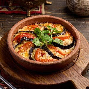 Баклажаны с томатами, запечённые в кеци