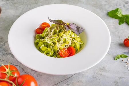 Фетучини шпинатные с тертым сыром пармезан и свежим базиликом