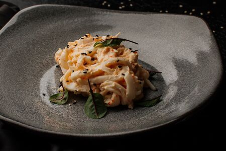 Кальмар с соусом из морепродуктов