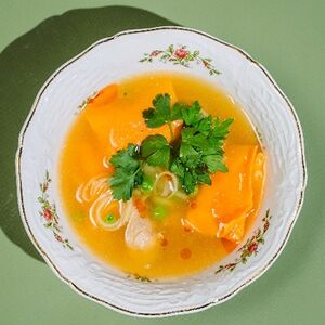 Куриный бульон, сырные равиоли, лук-порей и молодой сыр