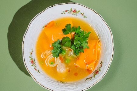 Куриный бульон, сырные равиоли, лук-порей и молодой сыр