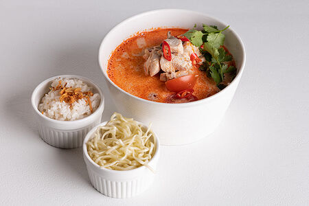 Том ям с курицей с лапшой