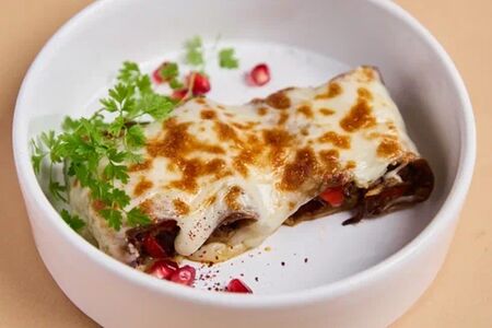 Запеченные баклажаны с томленой говядиной и домашним сыром