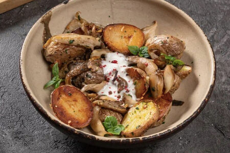 Жареный картофель с вешенками и страчателлой