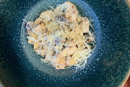 Фетучини с филе цыпленка и вешанками