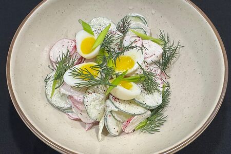 Огурцы, редис, перепелиные яйца, зелень, сметанная заправка