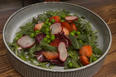 Салат зеленый со свежим горошком, мятой и клубникой