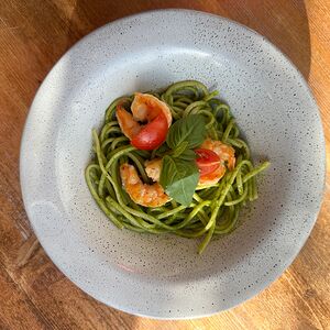 Лингвини с соусом песто и креветками