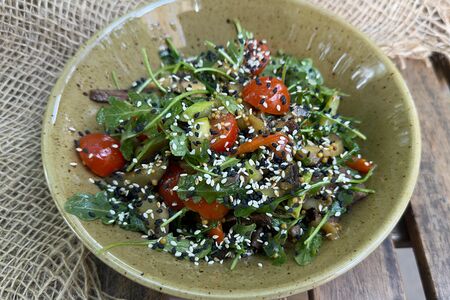 Тёплый салат с ломтиками из говяжьей вырезки, овощами и рукколой