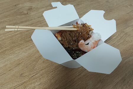 Фунчоза с креветками и овощами