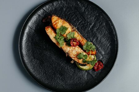 Стейк из лосося на гриле с цукини гриль