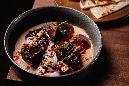 Томленые говяжьи щеки 