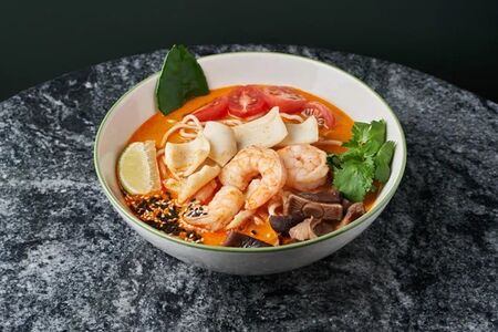 Рамен с креветками и пастой том ям 