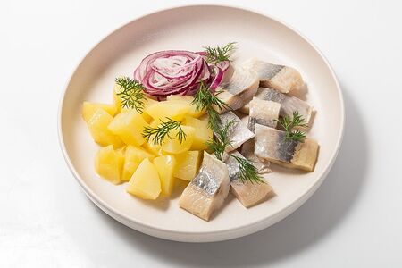 Сельдь с отварным картофелем