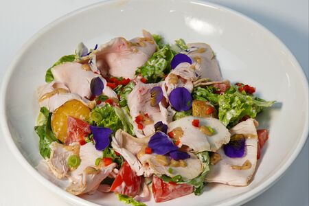 Салат с индейкой и горчичной заправкой