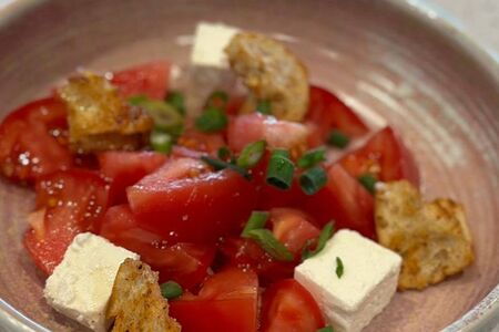 Салат из сезонных томатов с домашней брынзой