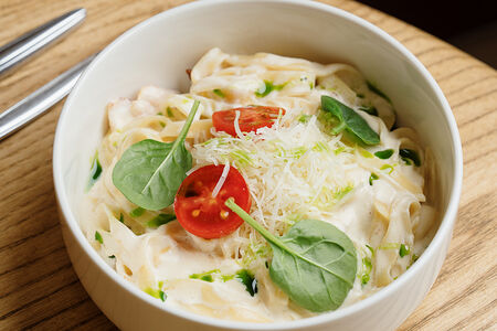 Паста таглиателли с креветками, шампиньонами, томатами черри, руколой и сливочно-устричным соусом