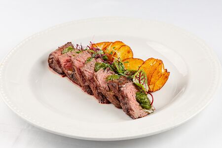 Скерт Стейк с соусом из чимичурри и картофельным гратеном