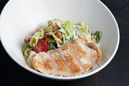 Салат Цезарь с куриной грудкой-гриль