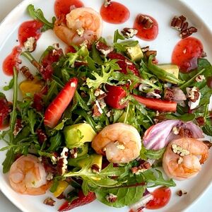 Креветка, клубника, манго, авокадо и орех пекан