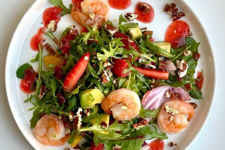 Креветка, клубника, манго, авокадо и орех пекан
