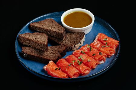 Гравлакс с медово-горчичным соусом