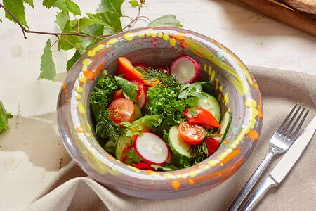 Деревенский салат из свежих овощей