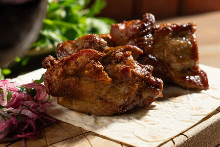 Шея свиная с салатом коул слоу