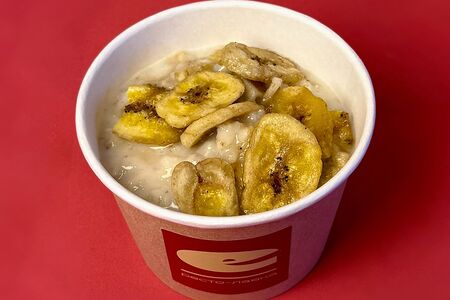 Овсяная каша с карамелью, бананами и миндалем