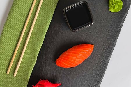 Суши с лососем