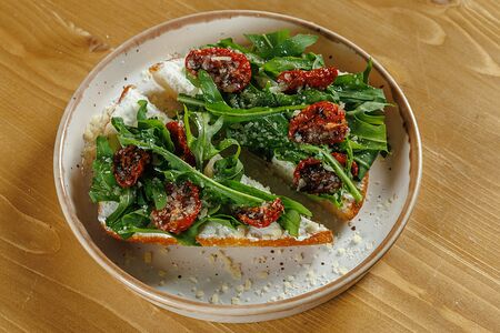 Тост с творожным сыром и вялеными томатами