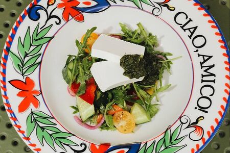 Овощной салат с фетой и песто