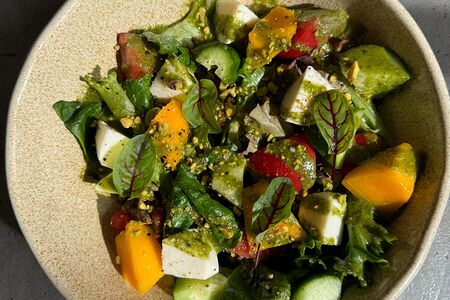 Салат с манго, томатами и миндальной рикоттой