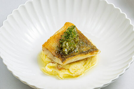 Волжский судак с картофельным пюре и огуречной сальсой