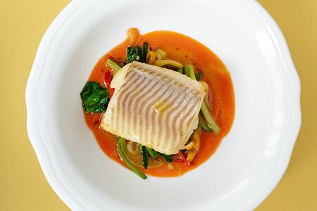 Филе северного палтуса с цукини и шпинатом