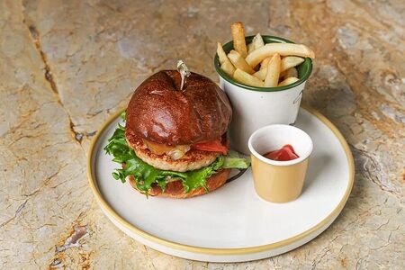 Гамбургер с картофелем фри